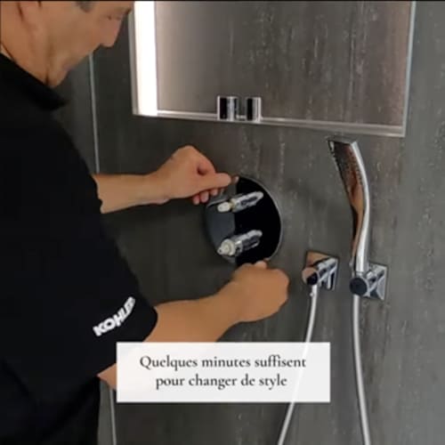 photo représentant un installateur installant une colonne de douche encastrable