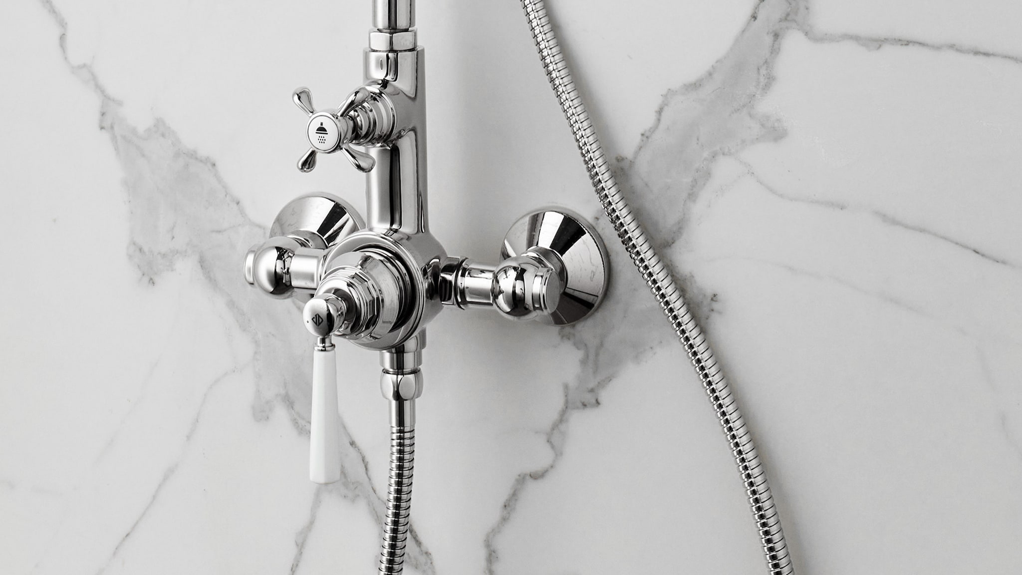 Remplacez votre colonne de douche ou choisissez un modèle plus moderne avec  pommeau fixe haut pour donner plus de cachet à votre salle de bain.