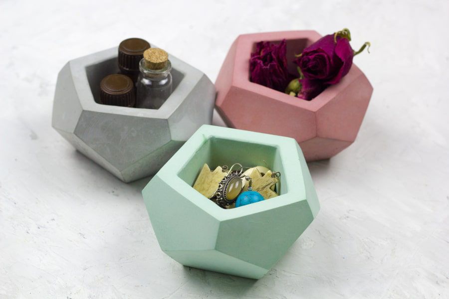 Des petits pots de différentes couleurs pour ranger ses accessoires dans la salle de bains