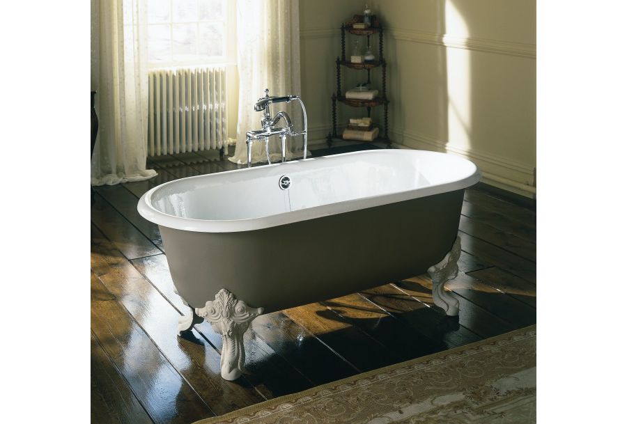 Une baignoire avec des pieds sculptés et un sol en bois style parisien