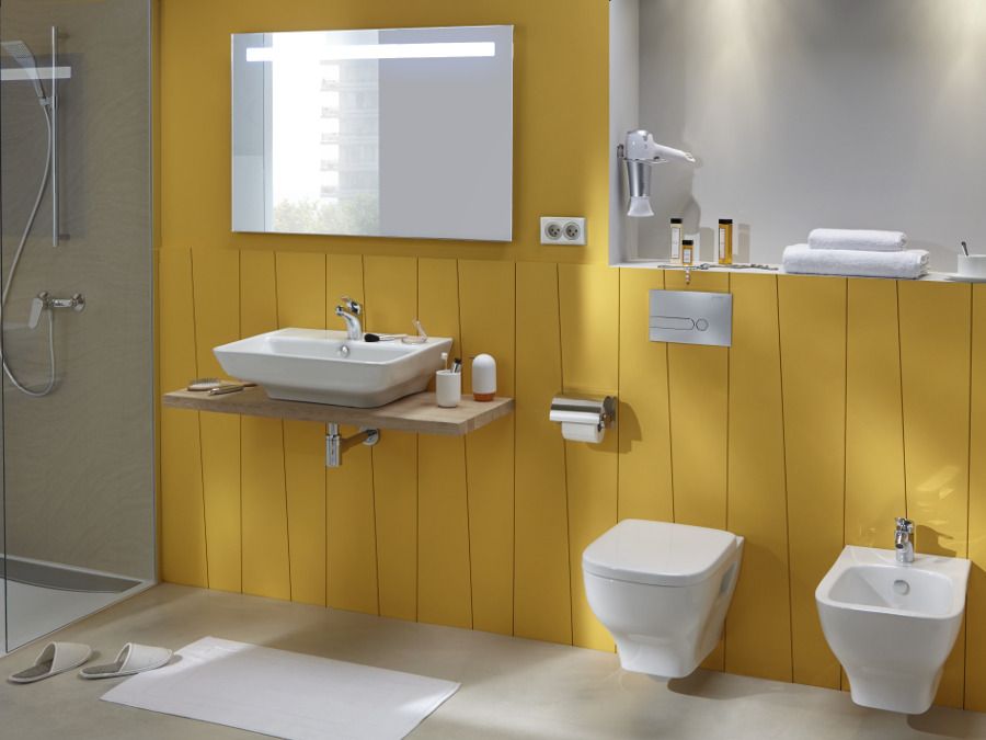 Un bidet dans une salle de bains jaune