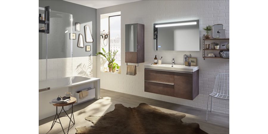 Une peau de bête tendance dans une grande salle de bains aux couleurs marrons avec des cadres au mur