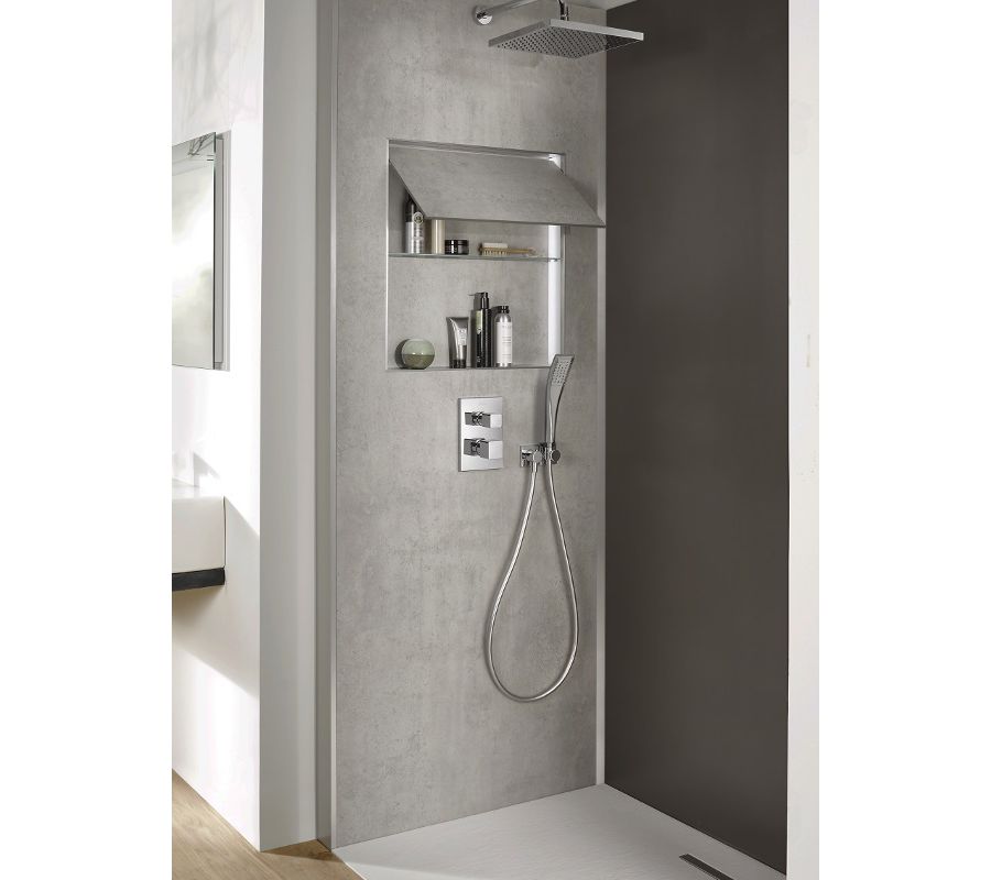 Une douche dotée d'un panneau mural gris avec à l'intérieur des accessoires de bains pour libérer l'espace dans une petite salle de bains