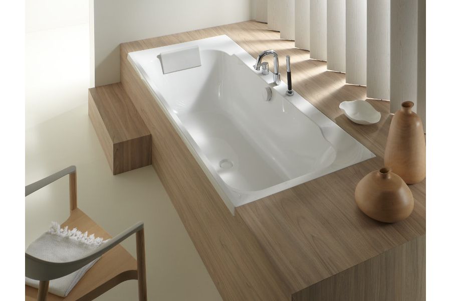 Du bois clair chaleureux en guise de tablier pour habiller la baignoire dans la salle de bains