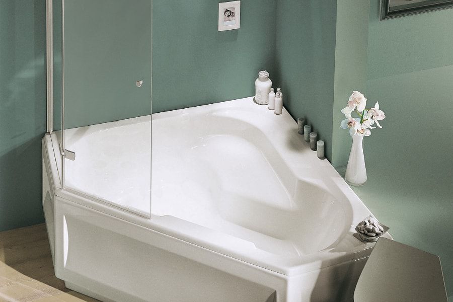 Une baignoire BAIN-DOUCHE dans une salle de bains avec des murs couleurs émeraudes