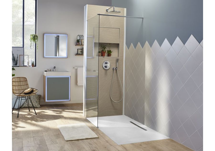 Une salle de bains contenant une douche ouverte avec sur les murs du carrelage et de la peinture