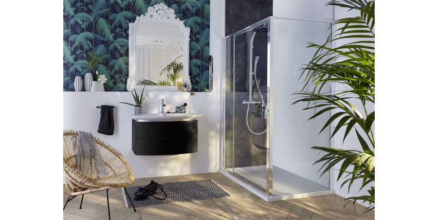 Une salle de bains Presqu'Ile décorée de quelques pot de plantes vertes dans une salle de douche