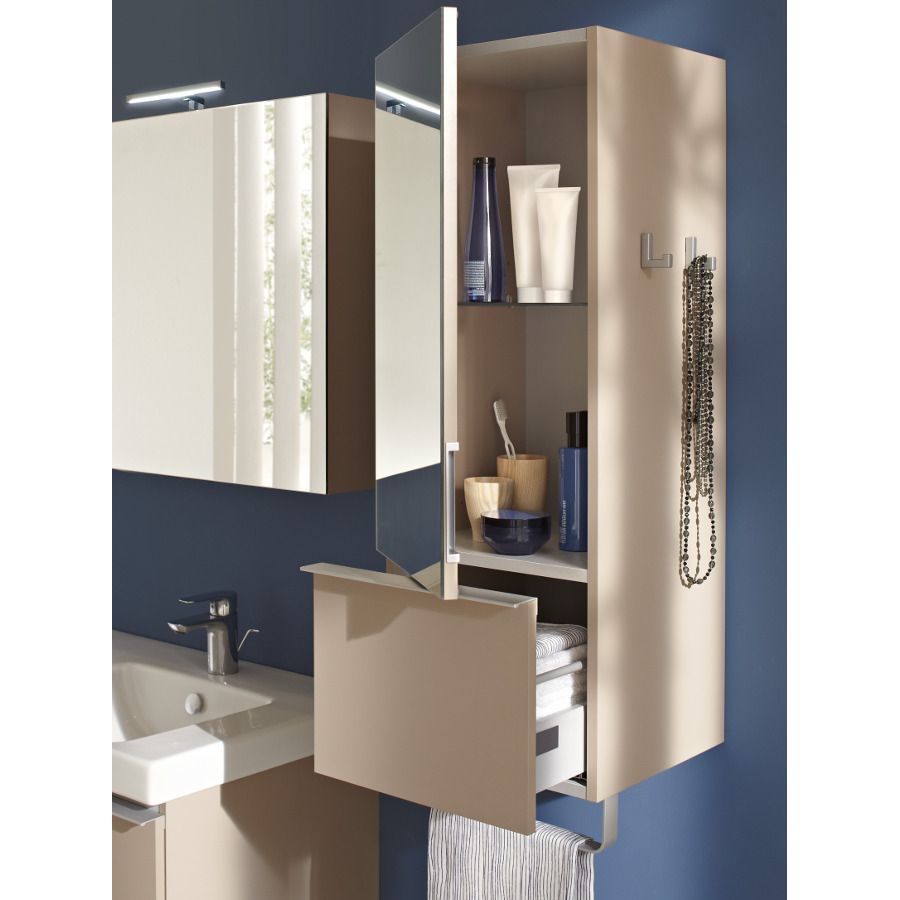 Un meuble vertical avec miroir, porte serviette et tiroir intégré