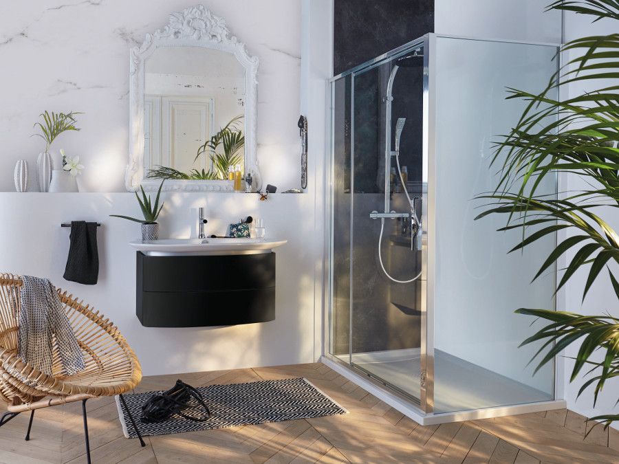Une salle de bains de luxe avec un mur blanc en marbre