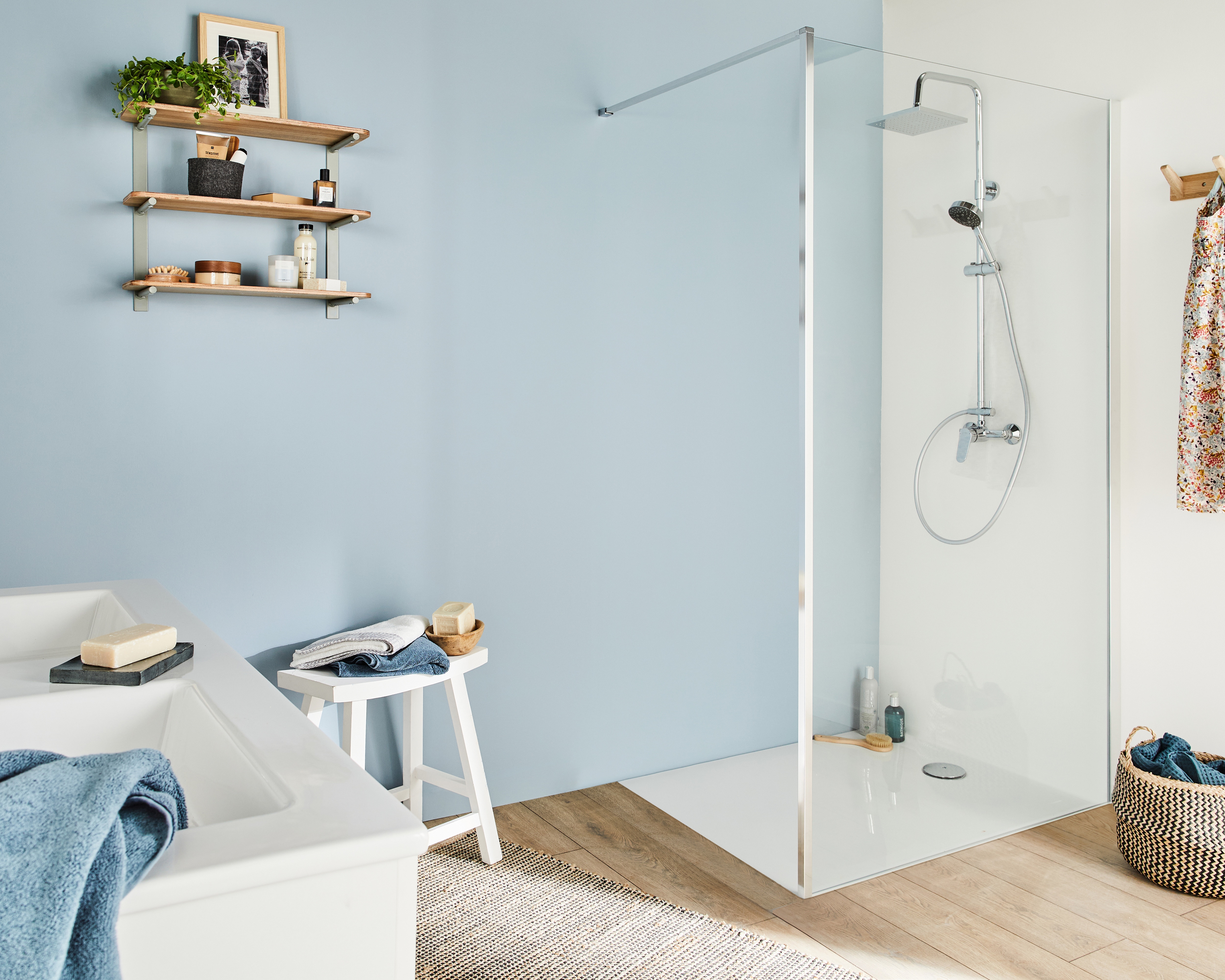 Une douche spacieuse avec colonne de douche BRIVE