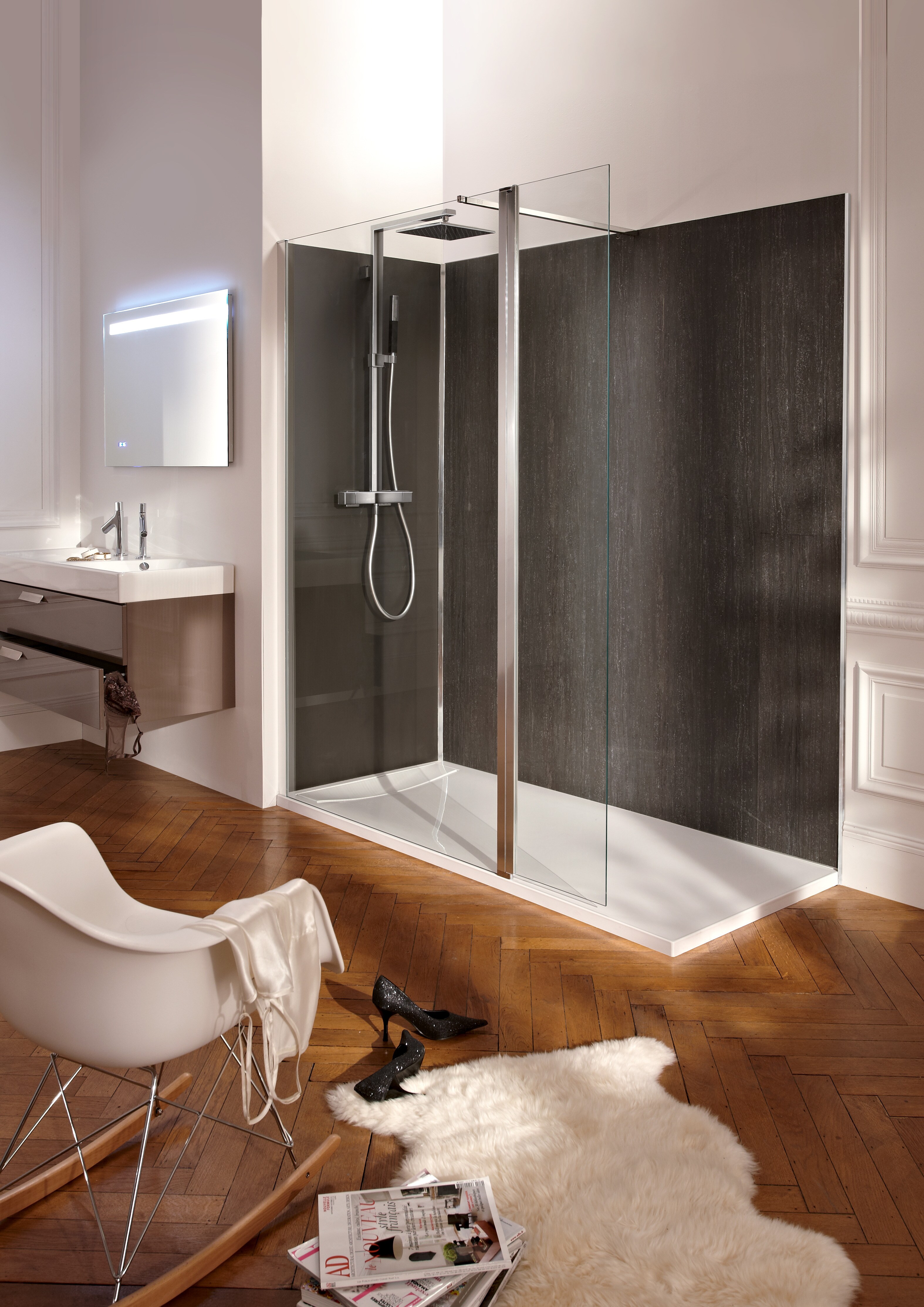 Une douche spacieuse avec des parois de la collection CONTRA