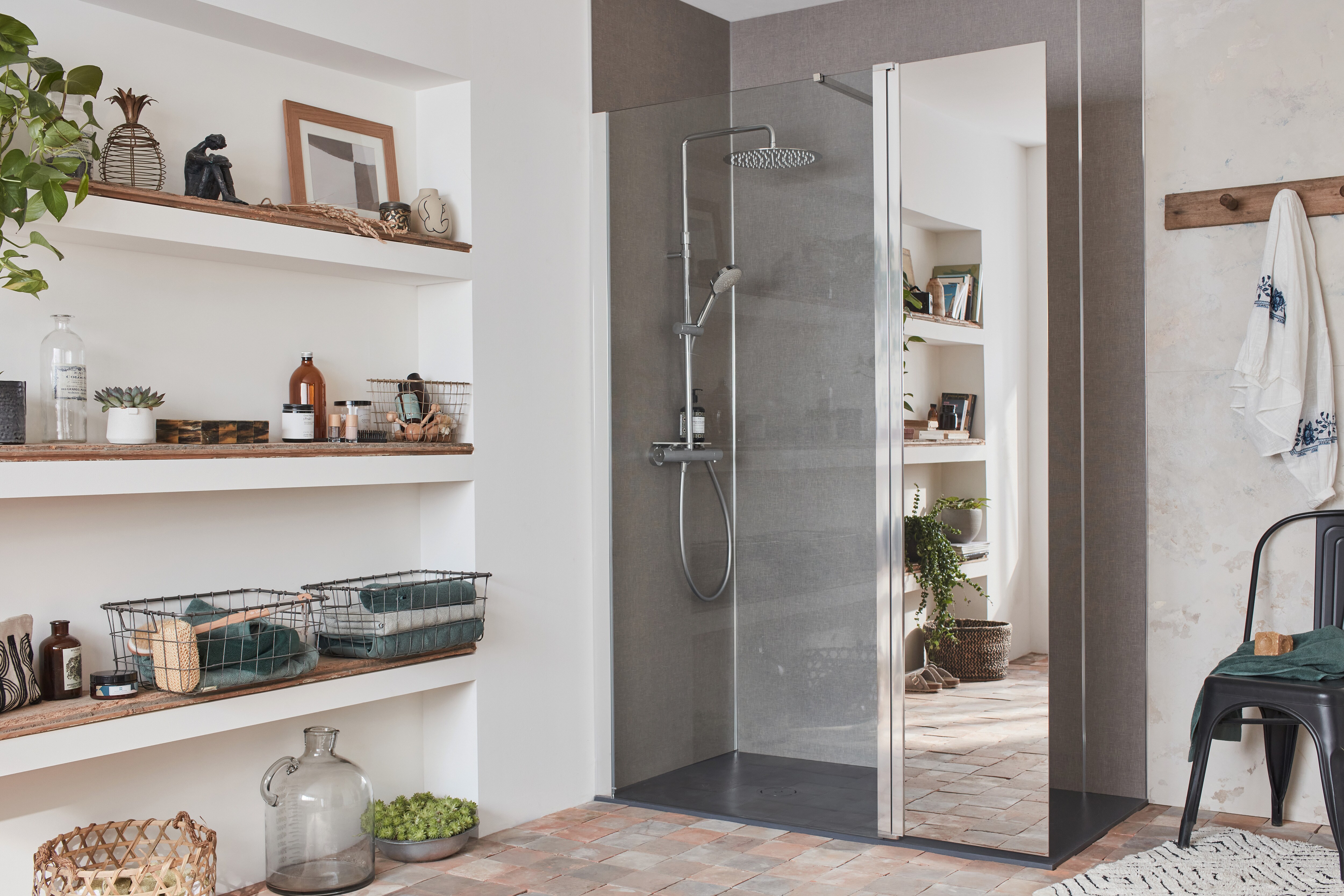 Vous pourrez même ajouter un miroir intégré à votre paroi