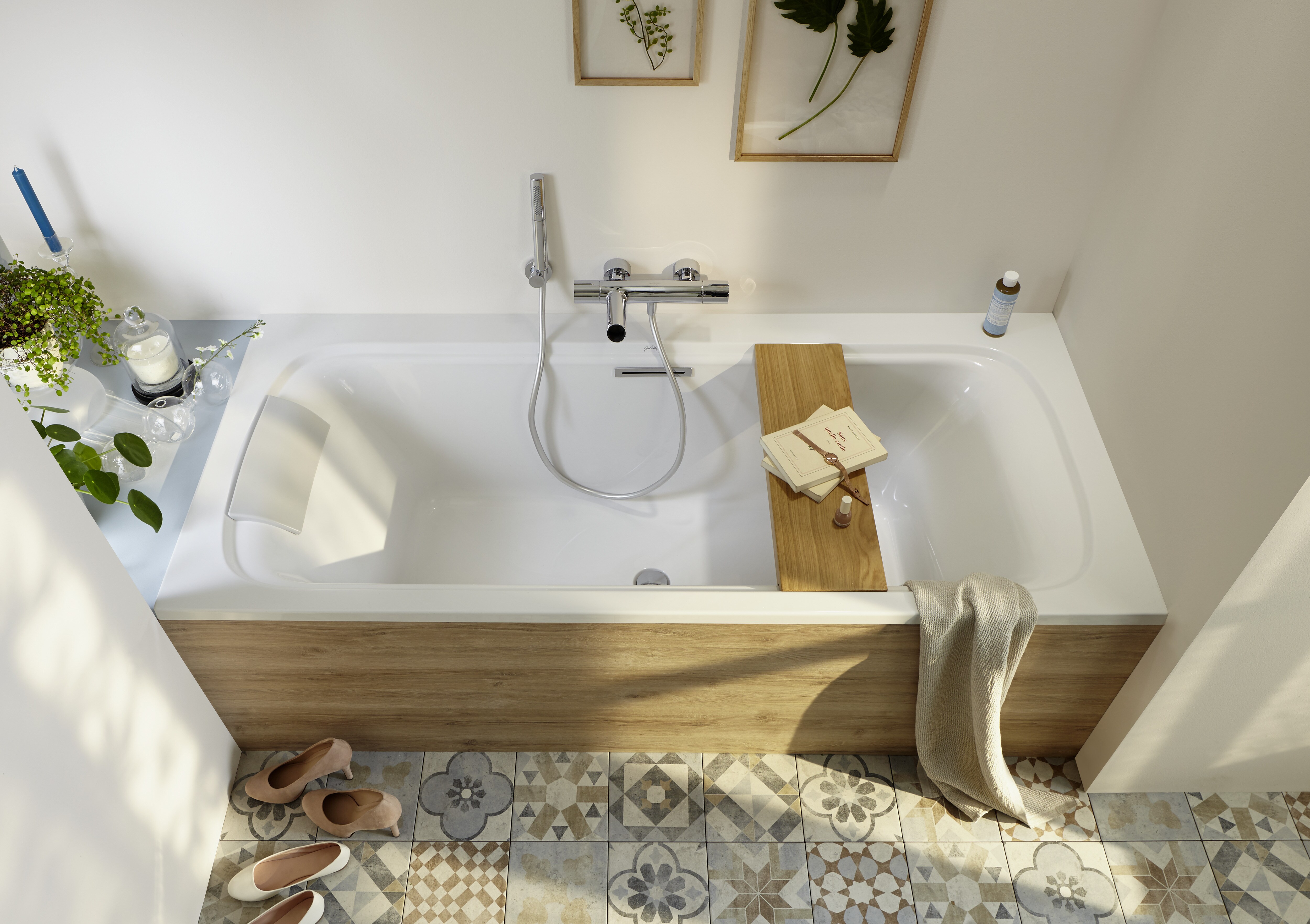 Le robinet de bain mural TOOBI avec sa douchette SHIFT ELLIPSE chrome