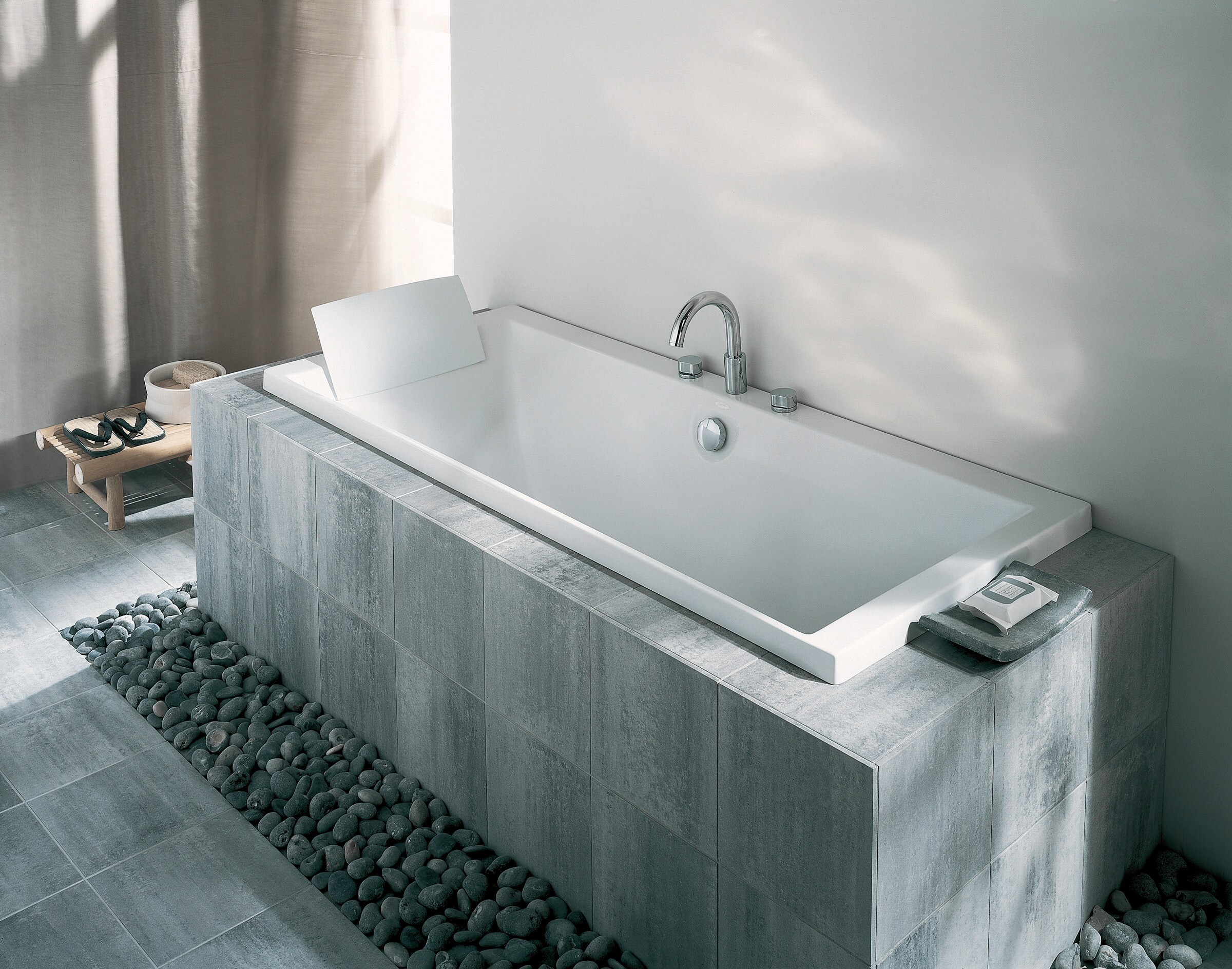 Ambiance naturelle et zen grâce au carrelage sombre d'une baignoire EVOK