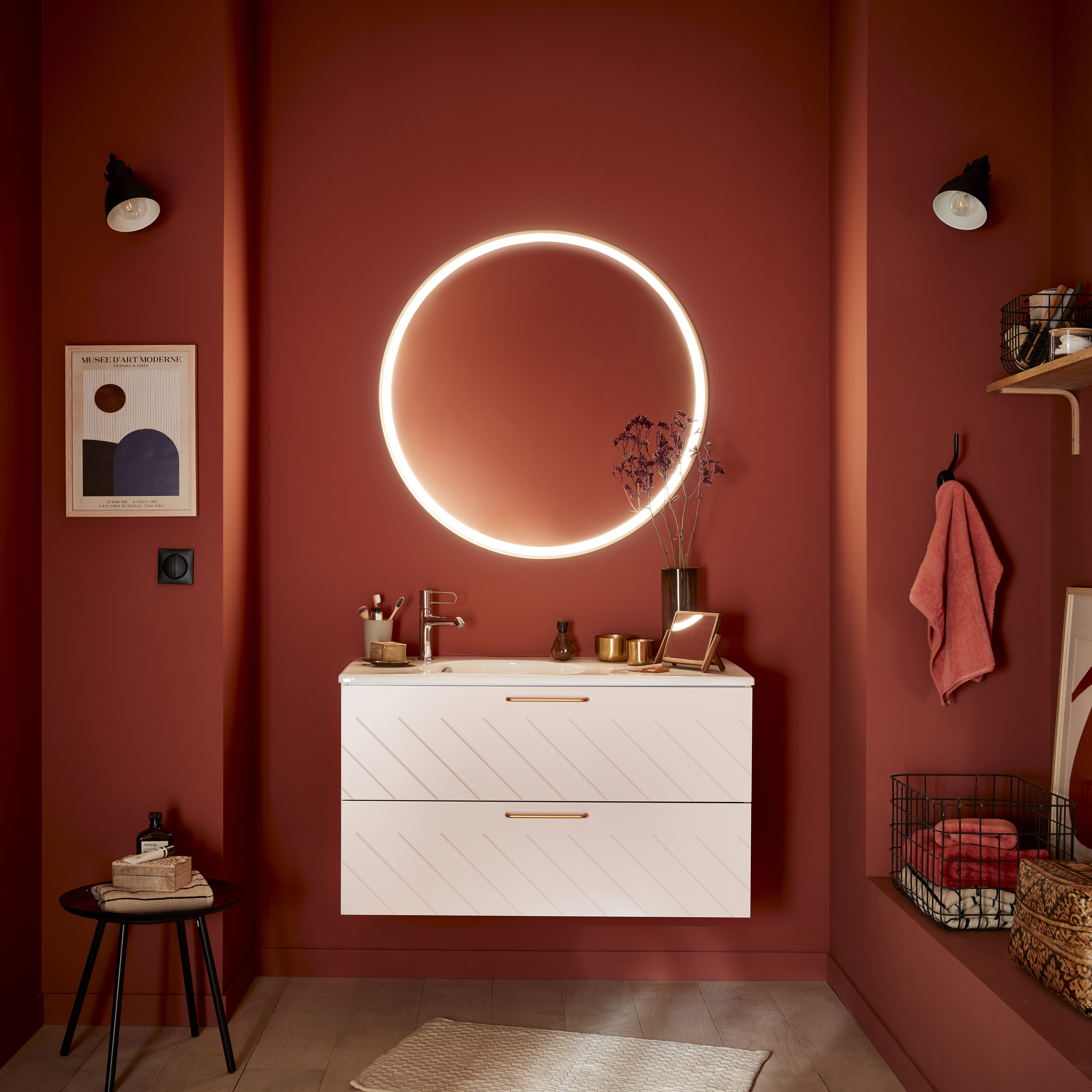 Trouvez l'éclairage parfait avec ce miroir LED et ces appliques murales