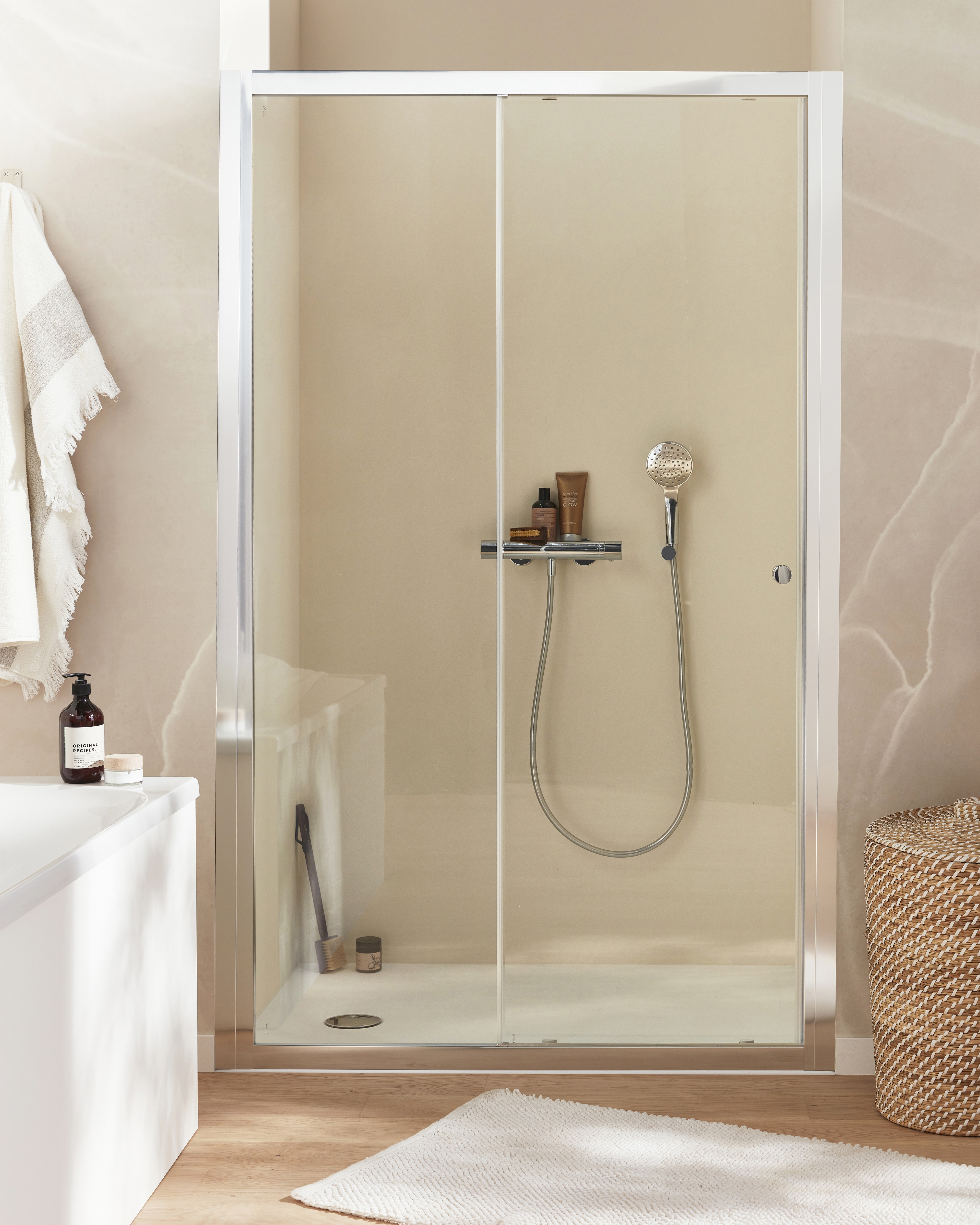 La porte de douche coulissante SERENITY, idéale pour gagner de la place