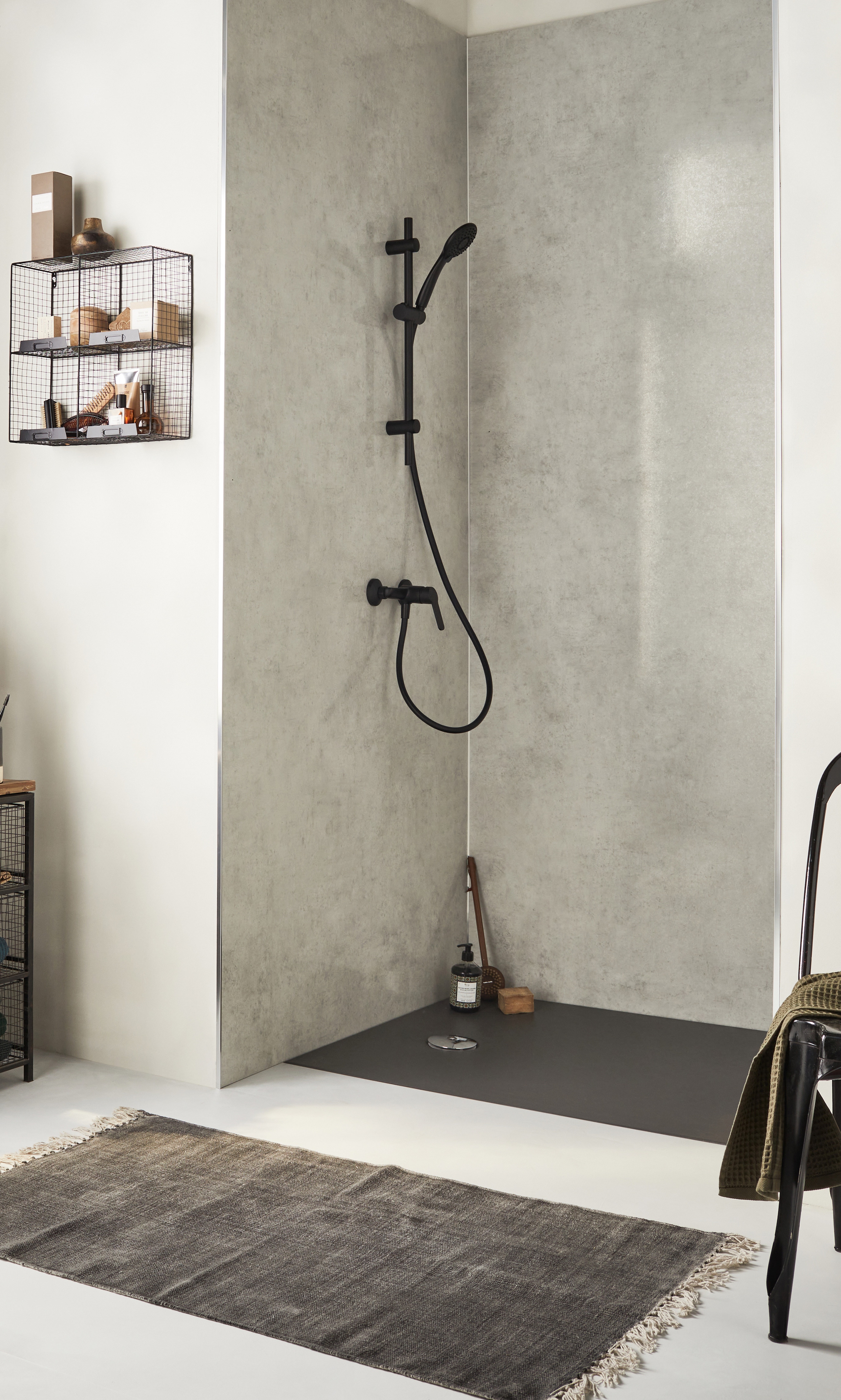 Une douche à l'italienne minimaliste et moderne avec le receveur TOLBIAC