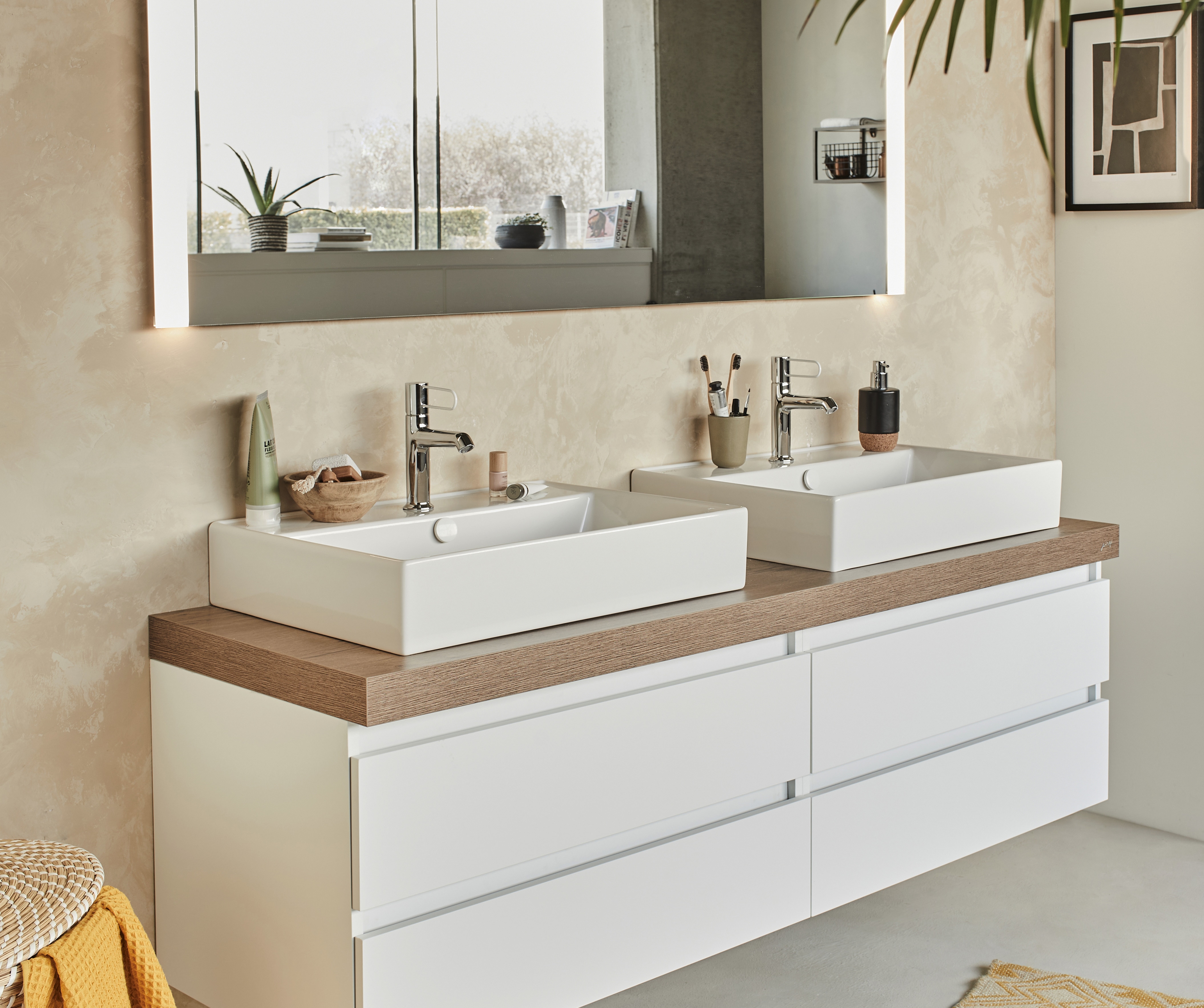 Les vasques blanches VIVIENNE apportent la touche d'élégance à votre salle de bains