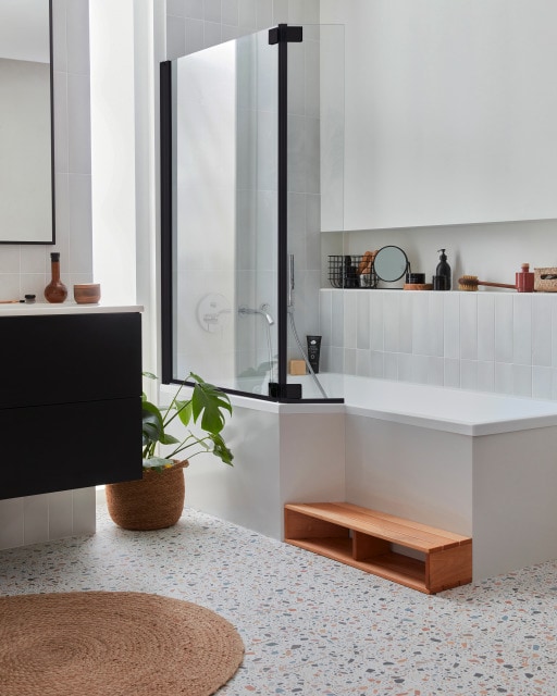 Une salle de bains avec deux styles de carrelage très différents pour contraster entre le sol et les murs - Baignoire NEO