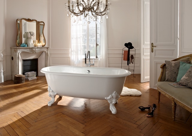 On retrouve ici le charme du style parisien Haussmannien, avec la baignoire CLEO
