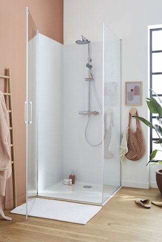 Afin d'habiller votre douche, vous avez la possibilité de le faire par le  biais d'une porte de douche coulissante. Composée de plusieurs panneaux,  cette dernière se superpose à la paroi en s'ouvrant.